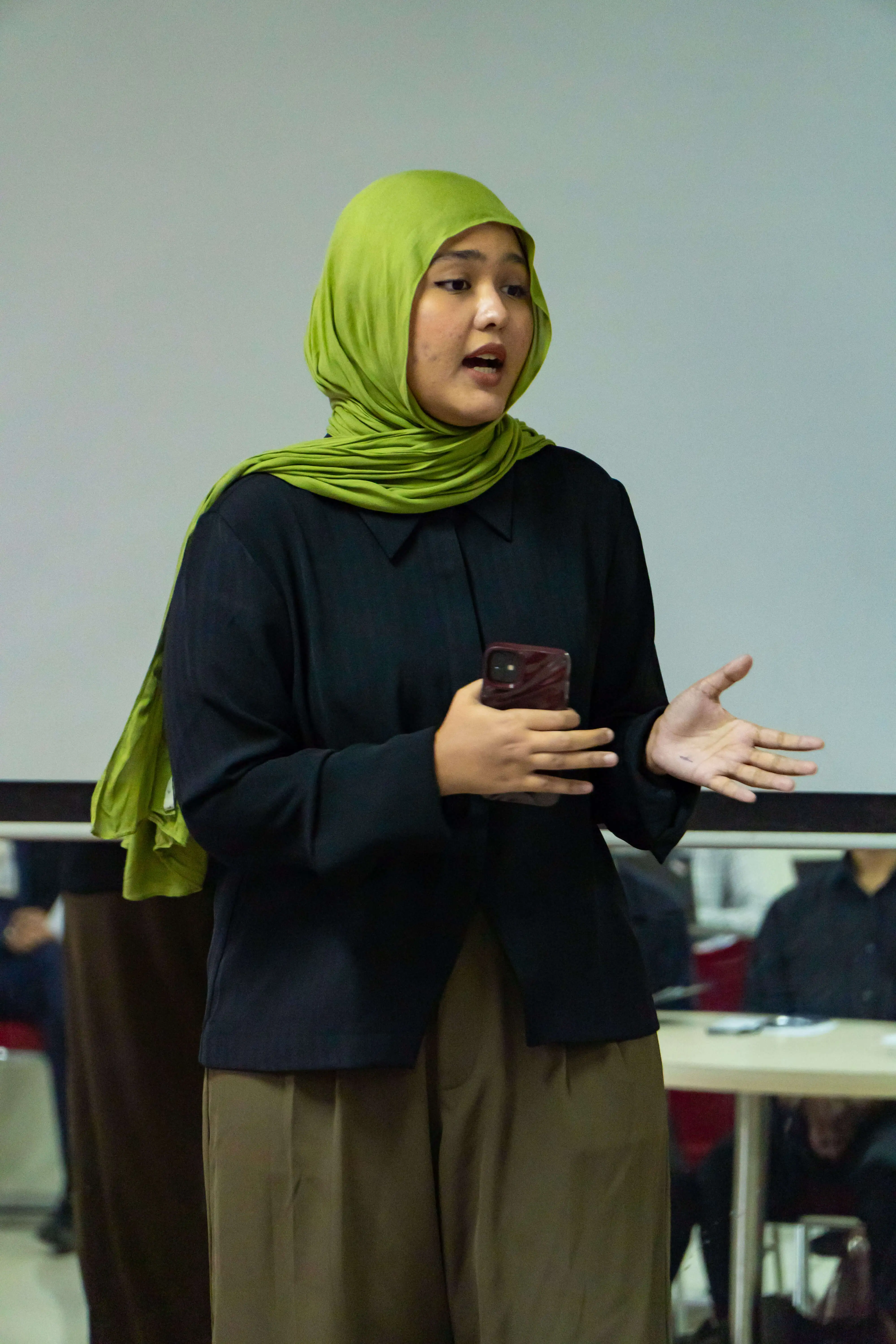 Seorang pembicara memberikan presentasi
