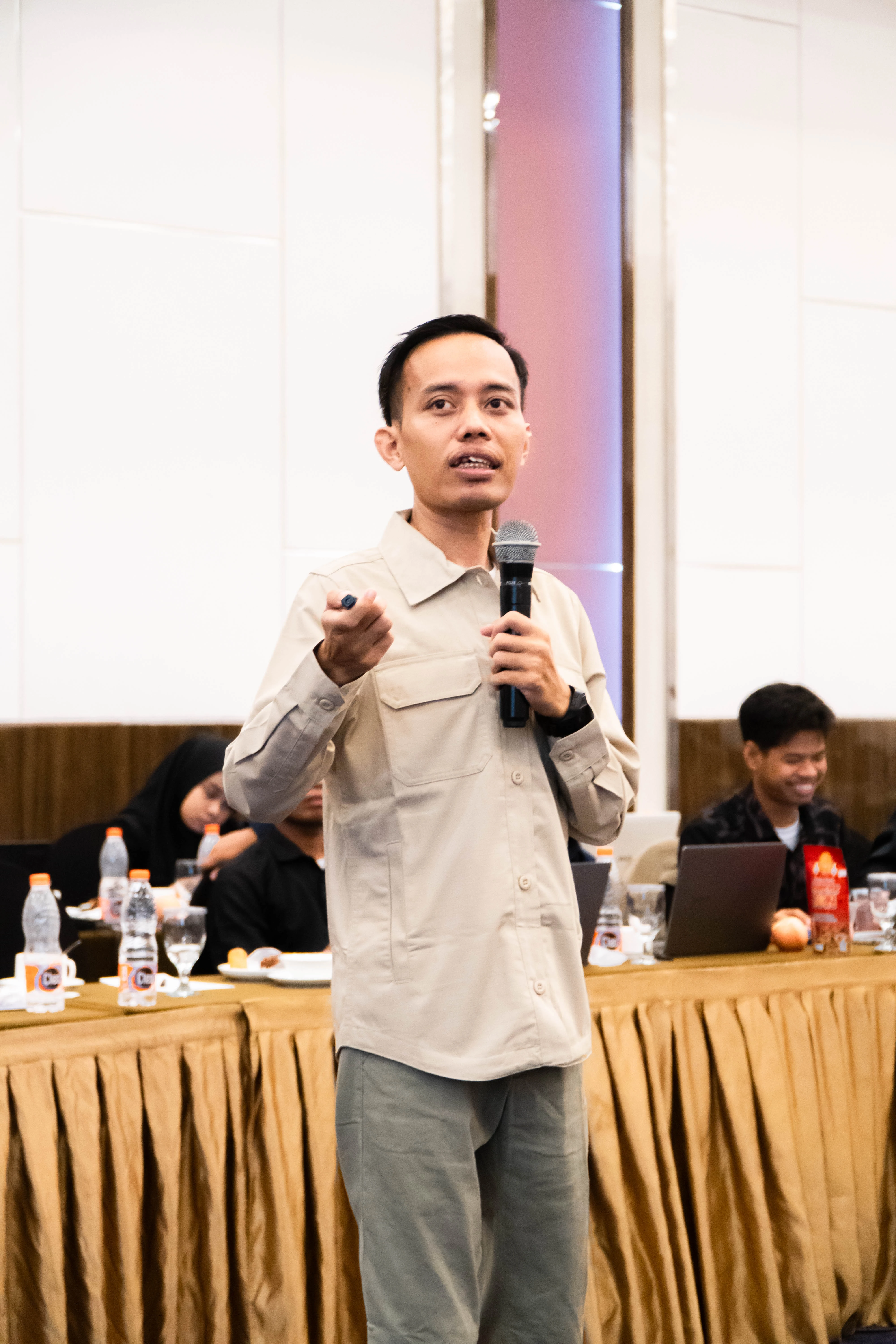 Seorang pembicara memberikan presentasi